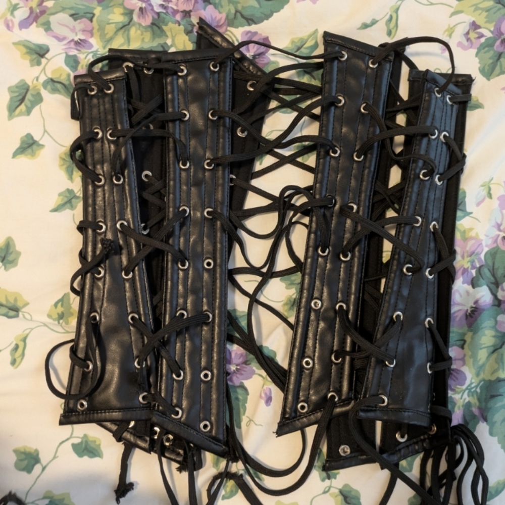 Vintage Black Lace-Up Corset - Picture 3 of 6